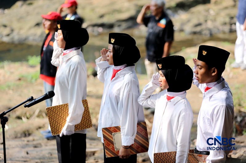 Sejumlah Komunitas Ciliwung Depok (KCD) melakukan persiapan peringatan HUT ke-81 Kemerdekaan Republik Indonesia di bawah jembatan aliran kali Ciliwung, Depok, Jawa Barat, Senin (17/8/2026). (CNBC Indonesia/Tri Susilo)