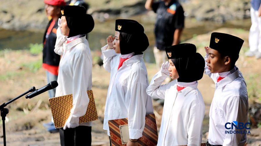 ejumlah Komunitas Ciliwung Depok (KCD) melakukan persiapan peringatan HUT ke-81 Kemerdekaan Republik Indonesia di bawah jembatan aliran kali Ciliwung, Depok, Jawa Barat, Senin (17/8/2026). (CNBC Indonesia/Tri Susilo)