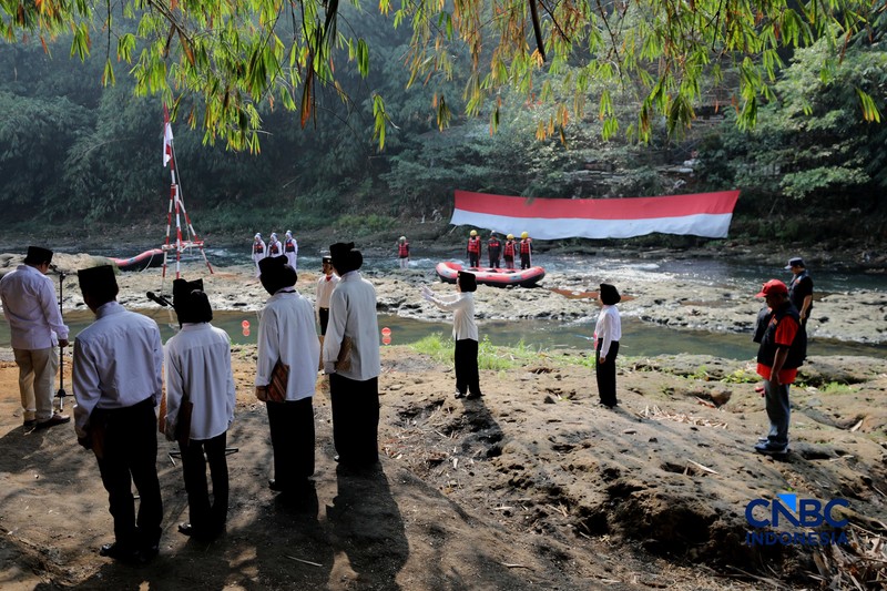 Sejumlah Komunitas Ciliwung Depok (KCD) melakukan persiapan peringatan HUT ke-81 Kemerdekaan Republik Indonesia di bawah jembatan aliran kali Ciliwung, Depok, Jawa Barat, Senin (17/8/2026). (CNBC Indonesia/Tri Susilo)