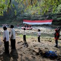 ejumlah Komunitas Ciliwung Depok (KCD) melakukan persiapan peringatan HUT ke-81 Kemerdekaan Republik Indonesia di bawah jembatan aliran kali Ciliwung, Depok, Jawa Barat, Senin (17/8/2026). (CNBC Indonesia/Tri Susilo)