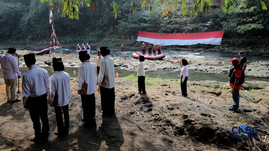 ejumlah Komunitas Ciliwung Depok (KCD) melakukan persiapan peringatan HUT ke-81 Kemerdekaan Republik Indonesia di bawah jembatan aliran kali Ciliwung, Depok, Jawa Barat, Senin (17/8/2026). (CNBC Indonesia/Tri Susilo)