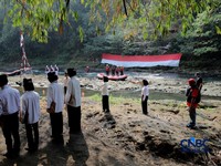 ejumlah Komunitas Ciliwung Depok (KCD) melakukan persiapan peringatan HUT ke-81 Kemerdekaan Republik Indonesia di bawah jembatan aliran kali Ciliwung, Depok, Jawa Barat, Senin (17/8/2026). (CNBC Indonesia/Tri Susilo)