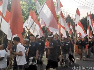 Gema Baleganjur dan Lautan Api Iringi Merah Putih di Mengwi