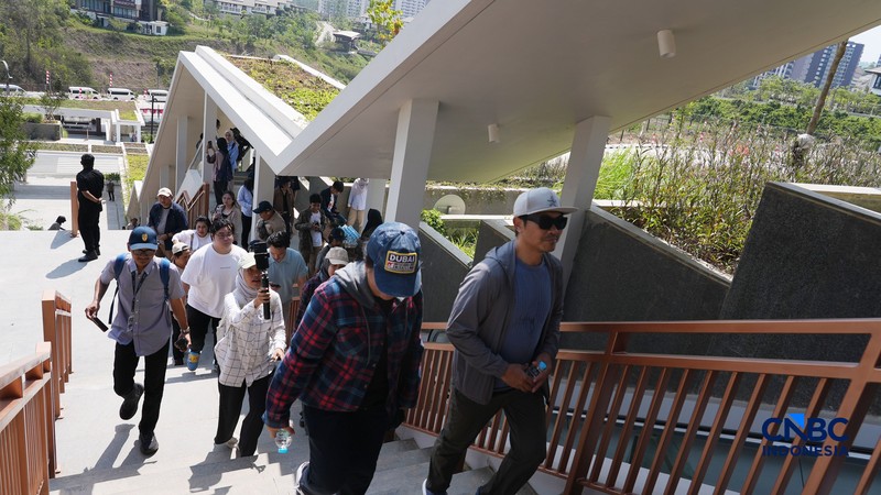 Seorang ibu berpose saat mengunjungi Istana Wakil Presiden di Ibu Kota Nusantara, Kalimantan Timur, Sabtu (15/8/2026). (CNBC Indonesia/Tias Budiarto)