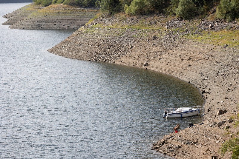 Kapal-kapal diangkat dari bendungan terbesar di Republik Ceko akibat rendahnya permukaan air; lokasi: Bendungan Orlik, Republik Ceko, 17 Agustus 2026. (REUTERS/Eva Korinkova)