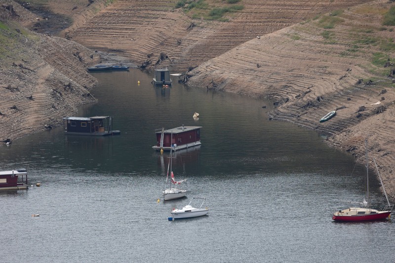 Kapal-kapal diangkat dari bendungan terbesar di Republik Ceko akibat rendahnya permukaan air; lokasi: Bendungan Orlik, Republik Ceko, 17 Agustus 2026. (REUTERS/Eva Korinkova)