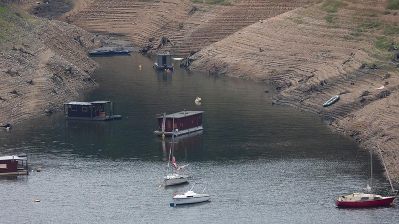 Kapal-kapal diangkat dari bendungan terbesar di Republik Ceko akibat rendahnya permukaan air; lokasi: Bendungan Orlik, Republik Ceko, 17 Agustus 2026. (REUTERS/Eva Korinkova)