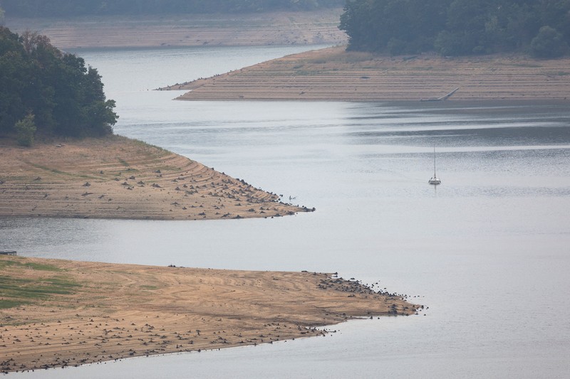 Kapal-kapal diangkat dari bendungan terbesar di Republik Ceko akibat rendahnya permukaan air; lokasi: Bendungan Orlik, Republik Ceko, 17 Agustus 2026. (REUTERS/Eva Korinkova)