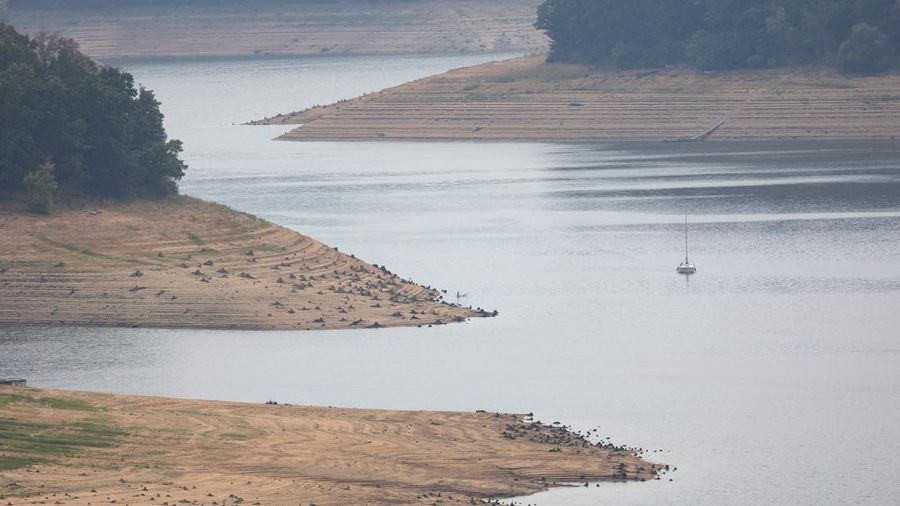 Kapal-kapal diangkat dari bendungan terbesar di Republik Ceko akibat rendahnya permukaan air; lokasi: Bendungan Orlik, Republik Ceko, 17 Agustus 2026. (REUTERS/Eva Korinkova)