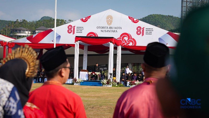 Warga yang mengenakan kostum kreasi berpartisipasi dalam karnaval budaya jalanan untuk merayakan HUT ke-81 Kemerdekaan Indonesia di Bayongbong, Garut, Jawa Barat, Minggu (16/8/2026). (ZUMA Press Wire via Reuters Conn)