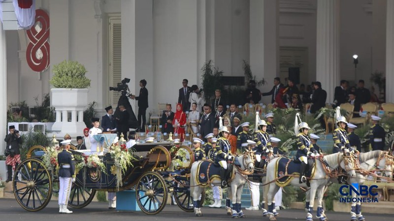 Kirab bendera tiba saat acara Upacara Peringatan HUT RI ke-81 di Istana Merdeka, Jakarta, Senin (17/8/2026). (CNBC Indonesia/Muhammad Sabki)