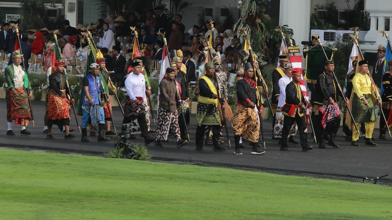 Kirab bendera tiba saat acara Upacara Peringatan HUT RI ke-81 di Istana Merdeka, Jakarta, Senin (17/8/2026). (CNBC Indonesia/Muhammad Sabki)