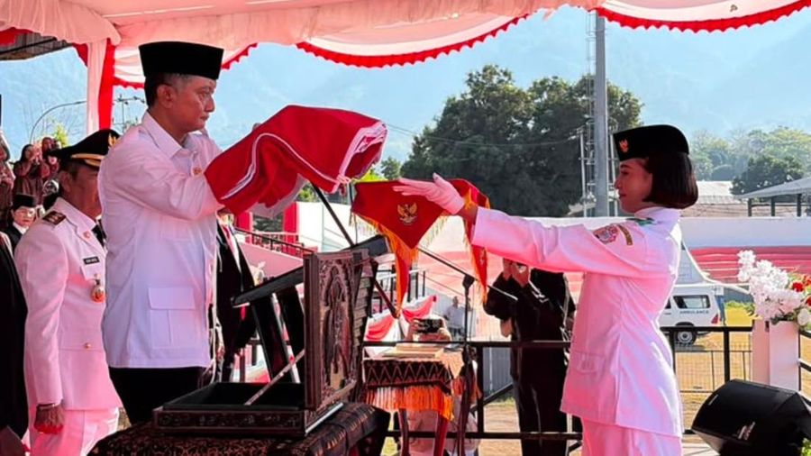 Menteri Pekerjaan Umum (PU) Dody Hanggodo menjadi inspektur Upacara Peringatan HUT ke-81 Kemerdekaan Republik Indonesia di Stadion Marilonga, Kabupaten Ende, NTT, Senin (17/8/2026).  (Dok. Kementerian PU)