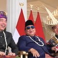 Momen Presiden Prabowo Subianto (tengah) tertawa bersama Wakil Presiden Gibran Rakabuming Raka (kanan) dan Presiden ke-7 RI Joko Widodo di sela Upacara Peringatan Detik-Detik Proklamasi dalam rangka peringatan Hari Ulang Tahun ke-81 Republik Indonesi