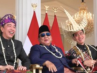Momen Presiden Prabowo Subianto (tengah) tertawa bersama Wakil Presiden Gibran Rakabuming Raka (kanan) dan Presiden ke-7 RI Joko Widodo di sela Upacara Peringatan Detik-Detik Proklamasi dalam rangka peringatan Hari Ulang Tahun ke-81 Republik Indonesi