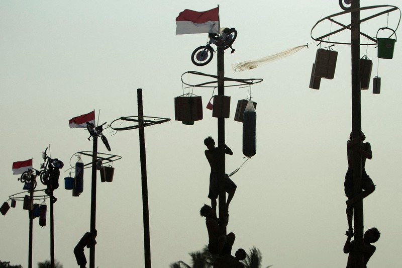 Warga yang mengenakan kostum kreasi berpartisipasi dalam karnaval budaya jalanan untuk merayakan HUT ke-81 Kemerdekaan Indonesia di Bayongbong, Garut, Jawa Barat, Minggu (16/8/2026). (ZUMA Press Wire via Reuters Conn)