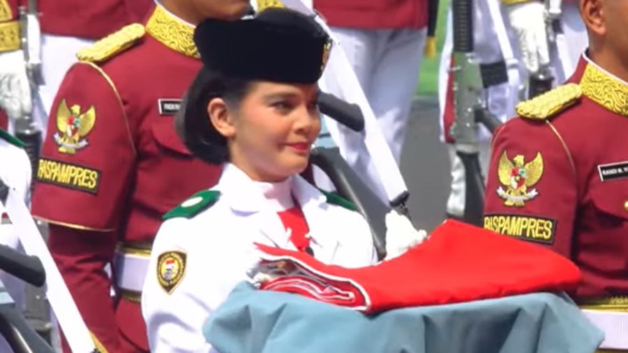 Pembawa bendera merah putih saat Upacara Peringatan HUT RI ke-81 di Istana Merdeka, Jakarta, Senin (17/8/2026). (YouTube/Sekretariat Presiden)