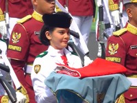 Pembawa bendera merah putih saat Upacara Peringatan HUT RI ke-81 di Istana Merdeka, Jakarta, Senin (17/8/2026). (YouTube/Sekretariat Presiden)