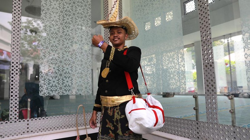 Peringatan HUT ke-81 Kemerdekaan Republik Indonesia di Istana Kepresidenan, Jakarta, Senin (17/8/2026), menghadirkan sejumlah momen spesial bagi para tamu undangan dan peserta upacara. Salah satunya melalui pemberian goodie bag atau souvenir khas kemerdekaan yang dibagikan kepada masyarakat yang mengikuti upacara. (CNBC Indonesia/Muhammad Sabki)