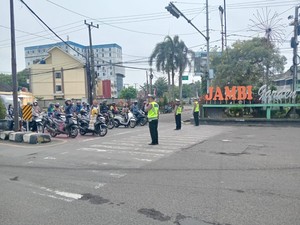 Kala Pengendara Berhenti Sejenak Saat Detik-detik Proklamasi