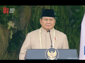 Prabowo Pimpin Upacara Penurunan Bendera HUT Ke-81 RI di Istana