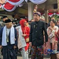 Presiden RI ke 7 Joko Widodo bersama Iriana Joko Widodo tiba pukul 9.25 WIB. Disambut langsung Menteri Sekretaris Negara Prasetyo Hadi dan dua Wakil Menteri Sekretaris Negara Juri Ardiantoro dan Bambang Eko. (CNBC Indonesia/Emir Yanwardhana)