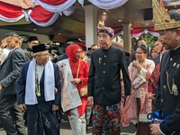 Presiden RI ke 7 Joko Widodo bersama Iriana Joko Widodo tiba pukul 9.25 WIB. Disambut langsung Menteri Sekretaris Negara Prasetyo Hadi dan dua Wakil Menteri Sekretaris Negara Juri Ardiantoro dan Bambang Eko. (CNBC Indonesia/Emir Yanwardhana)