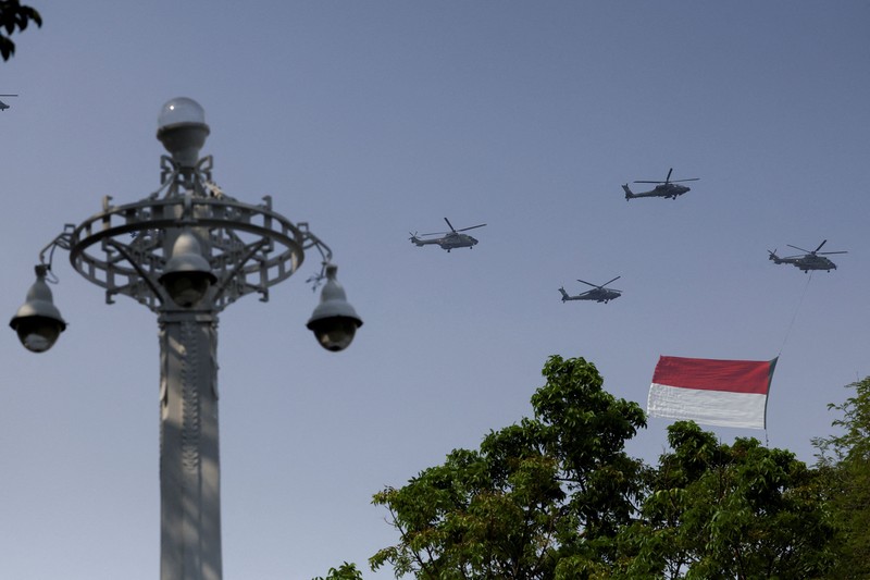 Warga yang mengenakan kostum kreasi berpartisipasi dalam karnaval budaya jalanan untuk merayakan HUT ke-81 Kemerdekaan Indonesia di Bayongbong, Garut, Jawa Barat, Minggu (16/8/2026). (ZUMA Press Wire via Reuters Conn)