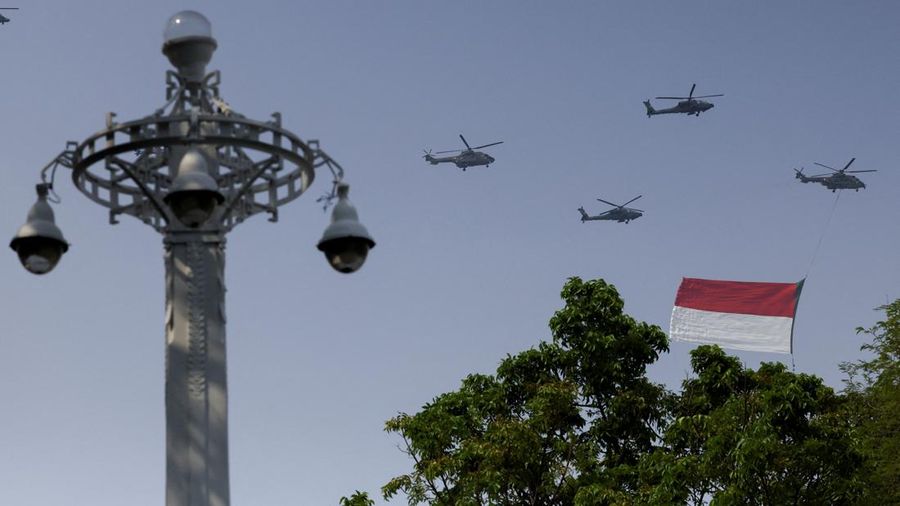 Sebuah helikopter TNI Angkatan Udara membawa bendera nasional dalam upacara peringatan Hari Kemerdekaan ke-81 Indonesia di Istana Kepresidenan di Jakarta, Senin (17/8/2026). (REUTERS/Ajeng Dinar Ulfiana)