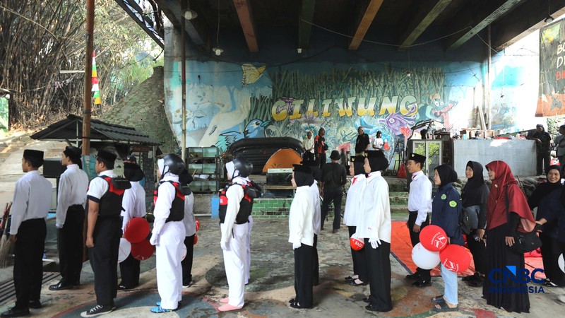 Sejumlah Komunitas Ciliwung Depok (KCD) melakukan persiapan peringatan HUT ke-81 Kemerdekaan Republik Indonesia di bawah jembatan aliran kali Ciliwung, Depok, Jawa Barat, Senin (17/8/2026). (CNBC Indonesia/Tri Susilo)