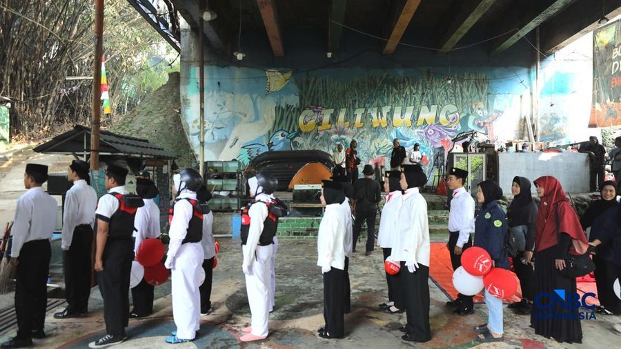 Sejumlah Komunitas Ciliwung Depok (KCD) melakukan persiapan peringatan HUT ke-81 Kemerdekaan Republik Indonesia di bawah jembatan aliran kali Ciliwung, Depok, Jawa Barat, Senin (17/8/2026). (CNBC Indonesia/Tri Susilo)