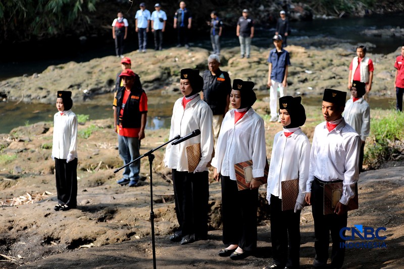 Sejumlah Komunitas Ciliwung Depok (KCD) melakukan persiapan peringatan HUT ke-81 Kemerdekaan Republik Indonesia di bawah jembatan aliran kali Ciliwung, Depok, Jawa Barat, Senin (17/8/2026). (CNBC Indonesia/Tri Susilo)
