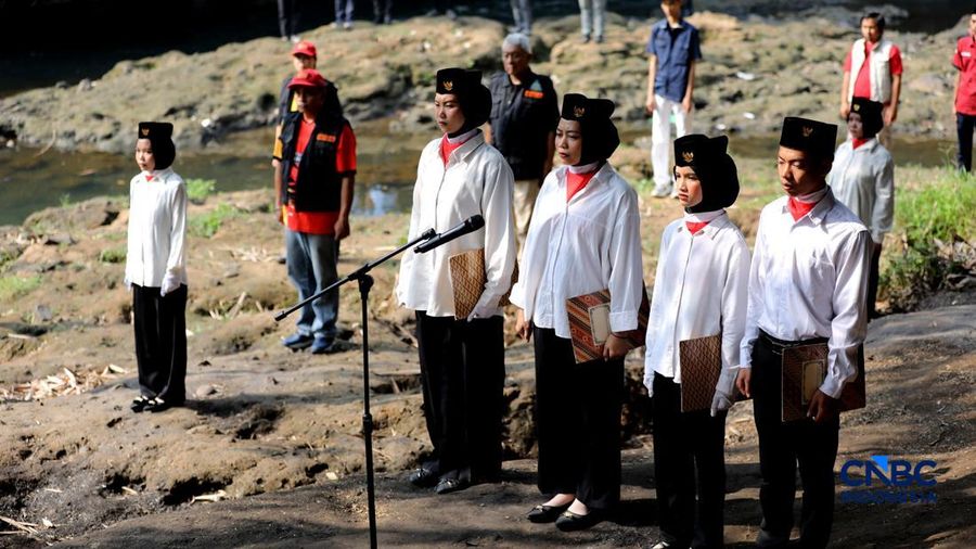 Sejumlah Komunitas Ciliwung Depok (KCD) melakukan persiapan peringatan HUT ke-81 Kemerdekaan Republik Indonesia di bawah jembatan aliran kali Ciliwung, Depok, Jawa Barat, Senin (17/8/2026). (CNBC Indonesia/Tri Susilo)