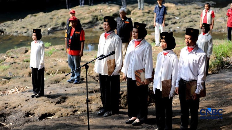 Sejumlah Komunitas Ciliwung Depok (KCD) melakukan persiapan peringatan HUT ke-81 Kemerdekaan Republik Indonesia di bawah jembatan aliran kali Ciliwung, Depok, Jawa Barat, Senin (17/8/2026). (CNBC Indonesia/Tri Susilo)