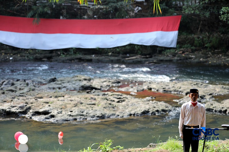 Sejumlah Komunitas Ciliwung Depok (KCD) melakukan persiapan peringatan HUT ke-81 Kemerdekaan Republik Indonesia di bawah jembatan aliran kali Ciliwung, Depok, Jawa Barat, Senin (17/8/2026). (CNBC Indonesia/Tri Susilo)