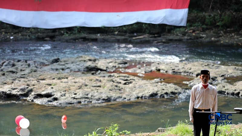 Sejumlah Komunitas Ciliwung Depok (KCD) melakukan persiapan peringatan HUT ke-81 Kemerdekaan Republik Indonesia di bawah jembatan aliran kali Ciliwung, Depok, Jawa Barat, Senin (17/8/2026). (CNBC Indonesia/Tri Susilo)