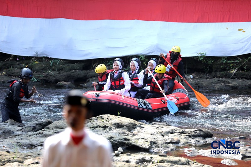 Sejumlah Komunitas Ciliwung Depok (KCD) melakukan persiapan peringatan HUT ke-81 Kemerdekaan Republik Indonesia di bawah jembatan aliran kali Ciliwung, Depok, Jawa Barat, Senin (17/8/2026). (CNBC Indonesia/Tri Susilo)