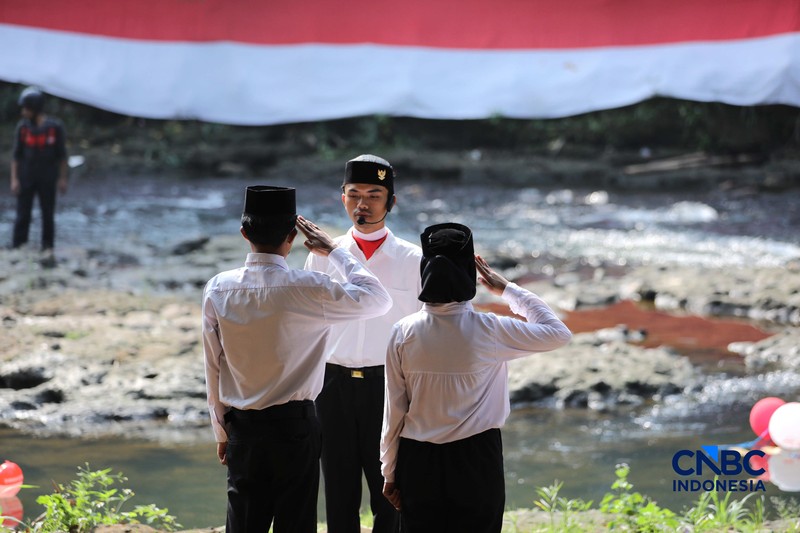 Sejumlah Komunitas Ciliwung Depok (KCD) melakukan persiapan peringatan HUT ke-81 Kemerdekaan Republik Indonesia di bawah jembatan aliran kali Ciliwung, Depok, Jawa Barat, Senin (17/8/2026). (CNBC Indonesia/Tri Susilo)