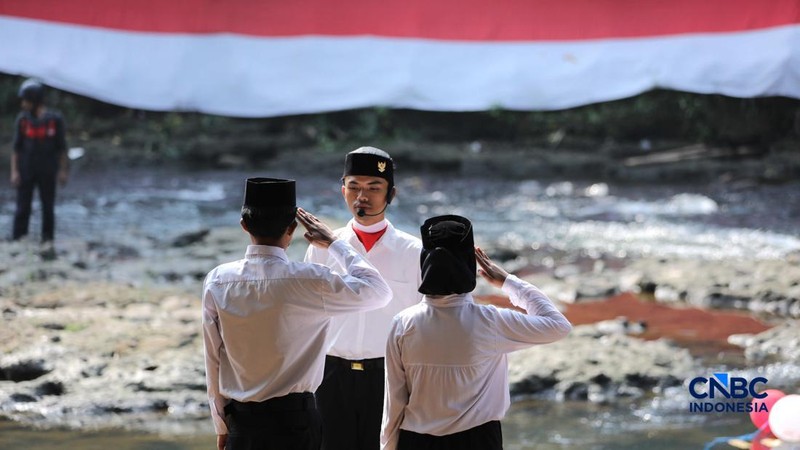 Sejumlah Komunitas Ciliwung Depok (KCD) melakukan persiapan peringatan HUT ke-81 Kemerdekaan Republik Indonesia di bawah jembatan aliran kali Ciliwung, Depok, Jawa Barat, Senin (17/8/2026). (CNBC Indonesia/Tri Susilo)