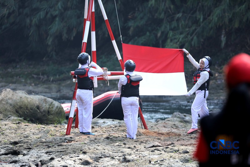 Sejumlah Komunitas Ciliwung Depok (KCD) melakukan persiapan peringatan HUT ke-81 Kemerdekaan Republik Indonesia di bawah jembatan aliran kali Ciliwung, Depok, Jawa Barat, Senin (17/8/2026). (CNBC Indonesia/Tri Susilo)