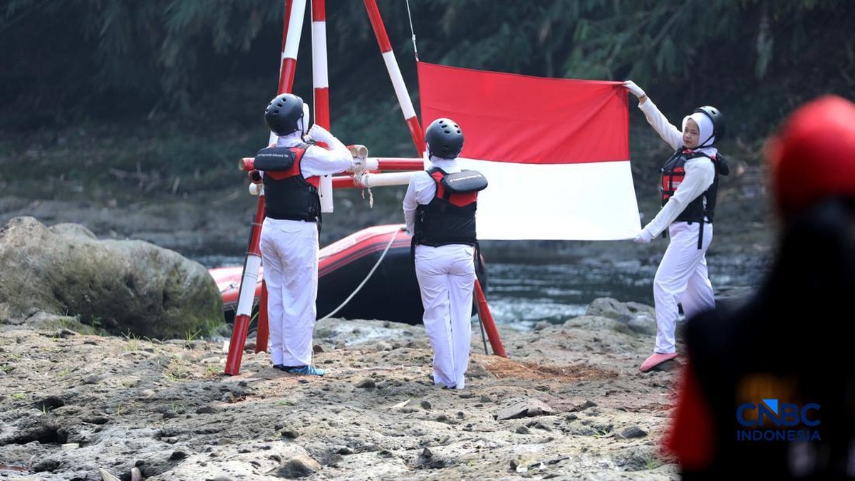 Momen Langka Pengibaran Bendera Merah Putih di Kali Ciliwung