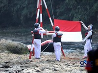 Momen Langka Pengibaran Bendera Merah Putih di Kali Ciliwung