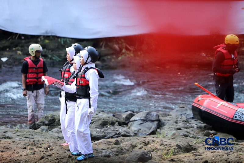 Sejumlah Komunitas Ciliwung Depok (KCD) melakukan persiapan peringatan HUT ke-81 Kemerdekaan Republik Indonesia di bawah jembatan aliran kali Ciliwung, Depok, Jawa Barat, Senin (17/8/2026). (CNBC Indonesia/Tri Susilo)