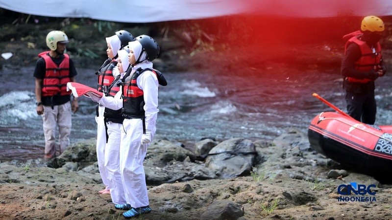 Sejumlah Komunitas Ciliwung Depok (KCD) melakukan persiapan peringatan HUT ke-81 Kemerdekaan Republik Indonesia di bawah jembatan aliran kali Ciliwung, Depok, Jawa Barat, Senin (17/8/2026). (CNBC Indonesia/Tri Susilo)