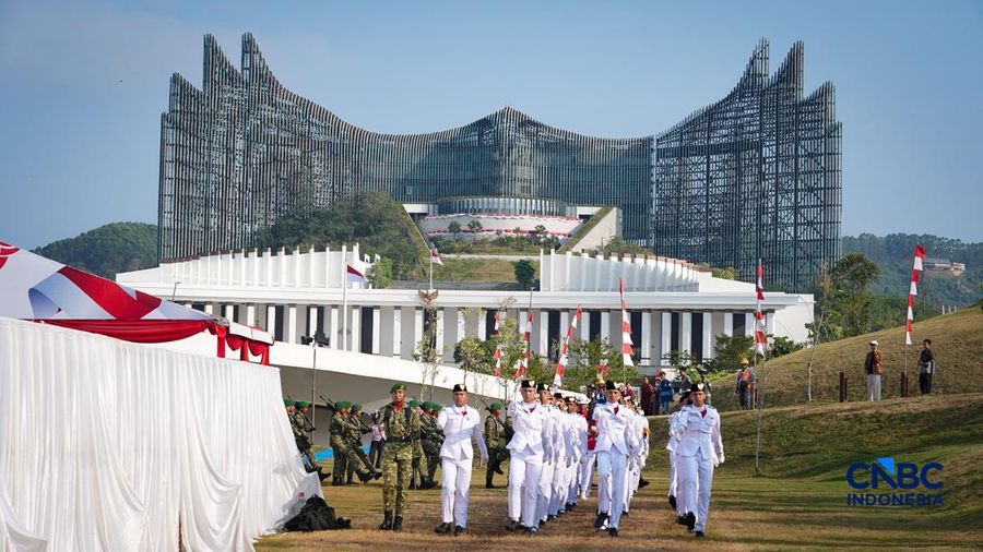 Sejumlah Pasukan Pengibar Bendera Pusaka (Paskibraka) melangkah usai sukses mengibarkan bendera pada Upacara HUT ke-81 Kemerdekaan RI di Plaza Seremoni IKN, Penajam Paser Utara, Kalimantan Timur, Senin (17/8/2026). (CNBC Indonesia/Tias Budiarto)