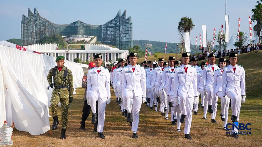Sejumlah Pasukan Pengibar Bendera Pusaka (Paskibraka) melangkah usai sukses mengibarkan bendera pada Upacara HUT ke-81 Kemerdekaan RI di Plaza Seremoni IKN, Penajam Paser Utara, Kalimantan Timur, Senin (17/8/2026).