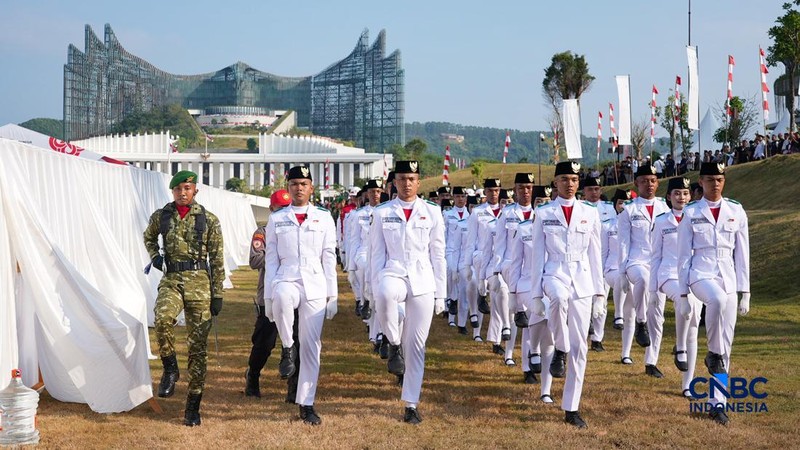 Sejumlah Pasukan Pengibar Bendera Pusaka (Paskibraka) berjalan usai sukses mengibarkan bendera pada Upacara HUT ke-81 Kemerdekaan RI di Plaza Seremoni IKN, Penajam Paser Utara, Kalimantan Timur, Senin (17/8/2026).
