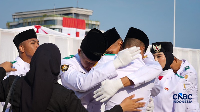 Sejumlah Pasukan Pengibar Bendera Pusaka (Paskibraka) berjalan usai sukses mengibarkan bendera pada Upacara HUT ke-81 Kemerdekaan RI di Plaza Seremoni IKN, Penajam Paser Utara, Kalimantan Timur, Senin (17/8/2026). (CNBC Indonesia/Tias Budiarto)