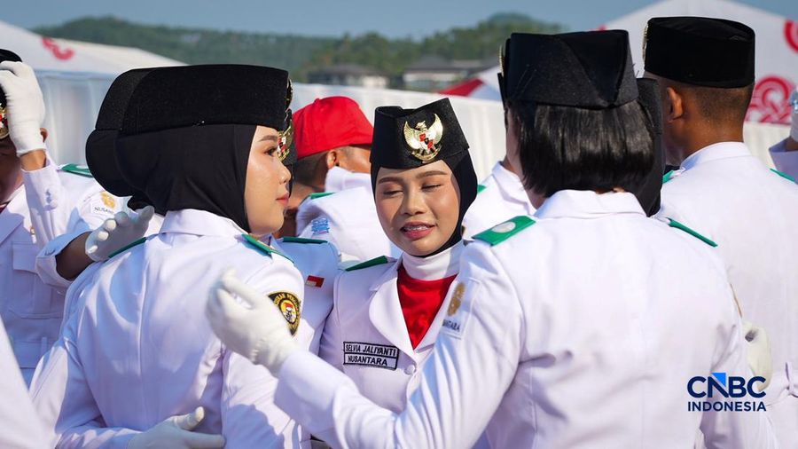 Sejumlah Pasukan Pengibar Bendera Pusaka (Paskibraka) melangkah usai sukses mengibarkan bendera pada Upacara HUT ke-81 Kemerdekaan RI di Plaza Seremoni IKN, Penajam Paser Utara, Kalimantan Timur, Senin (17/8/2026).