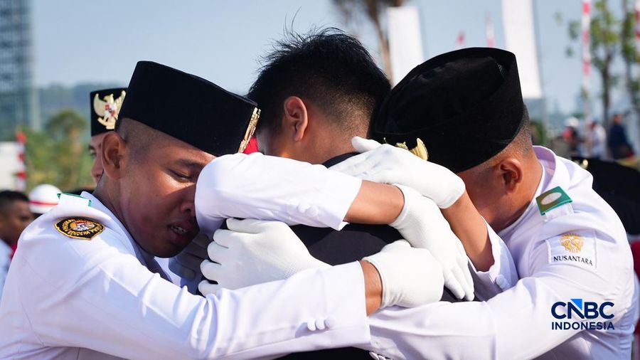 Sejumlah Pasukan Pengibar Bendera Pusaka (Paskibraka) melangkah usai sukses mengibarkan bendera pada Upacara HUT ke-81 Kemerdekaan RI di Plaza Seremoni IKN, Penajam Paser Utara, Kalimantan Timur, Senin (17/8/2026). (CNBC Indonesia/Tias Budiarto)